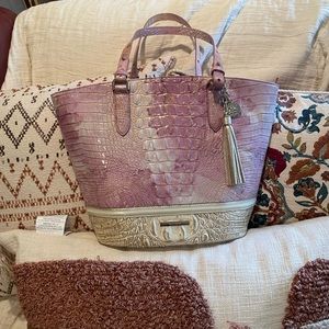 A stylish Tote tapered silhouette  Medium Bowie. Lilac Whimsy